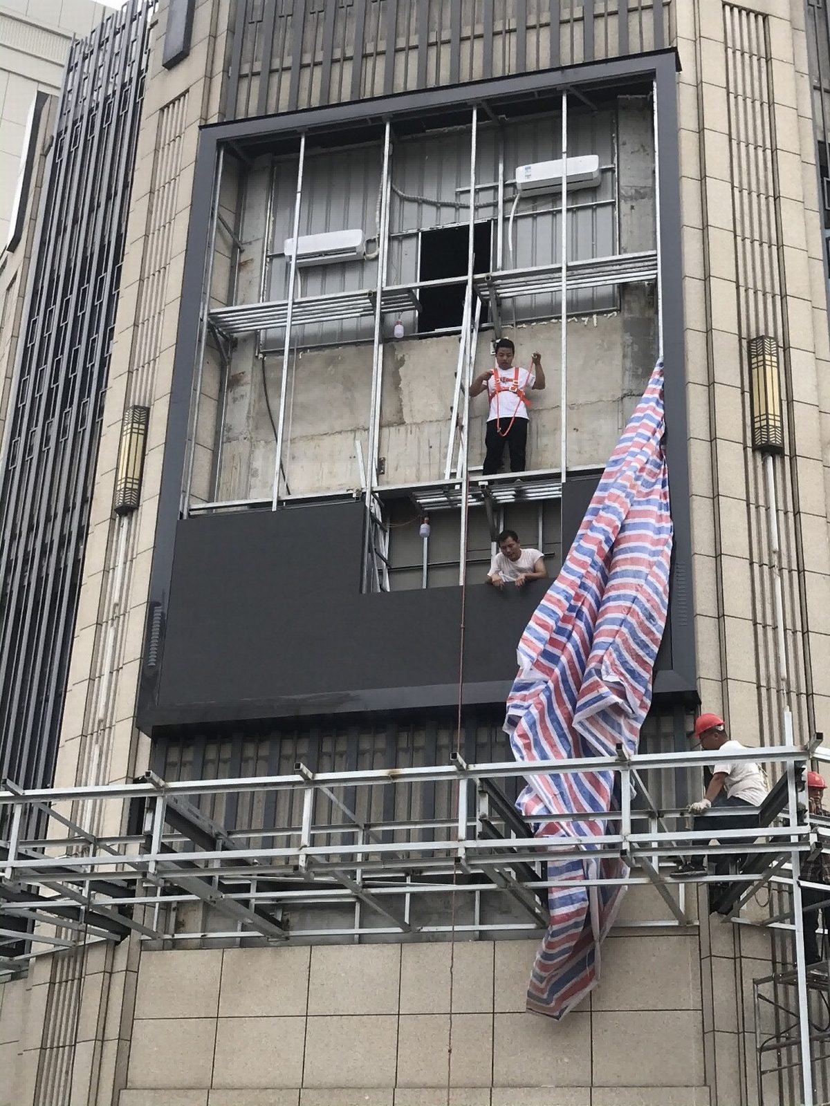 户外挂墙式LED全彩大屏