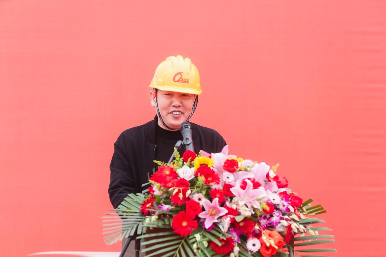 强力巨彩LED显示屏产业园二期主楼喜封金顶！