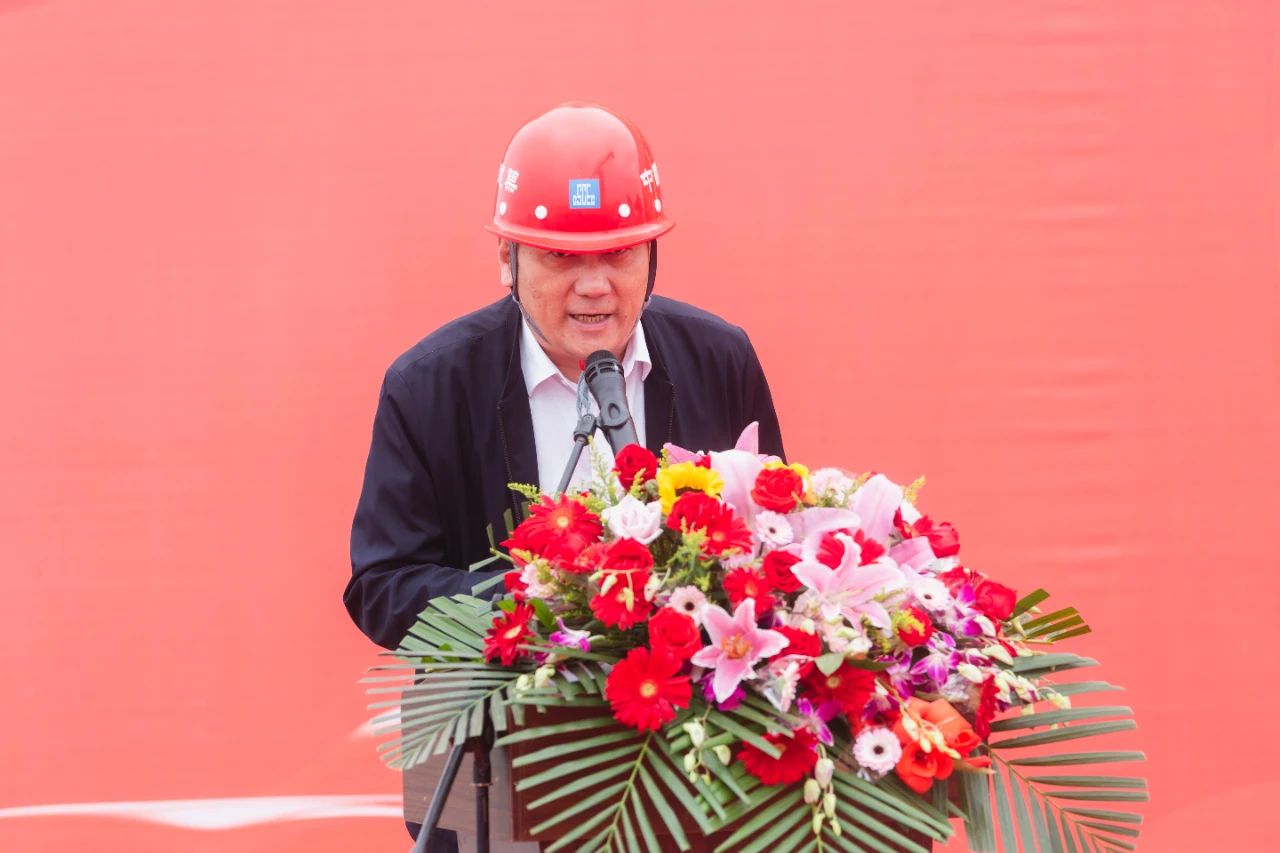 强力巨彩LED显示屏产业园二期主楼喜封金顶！