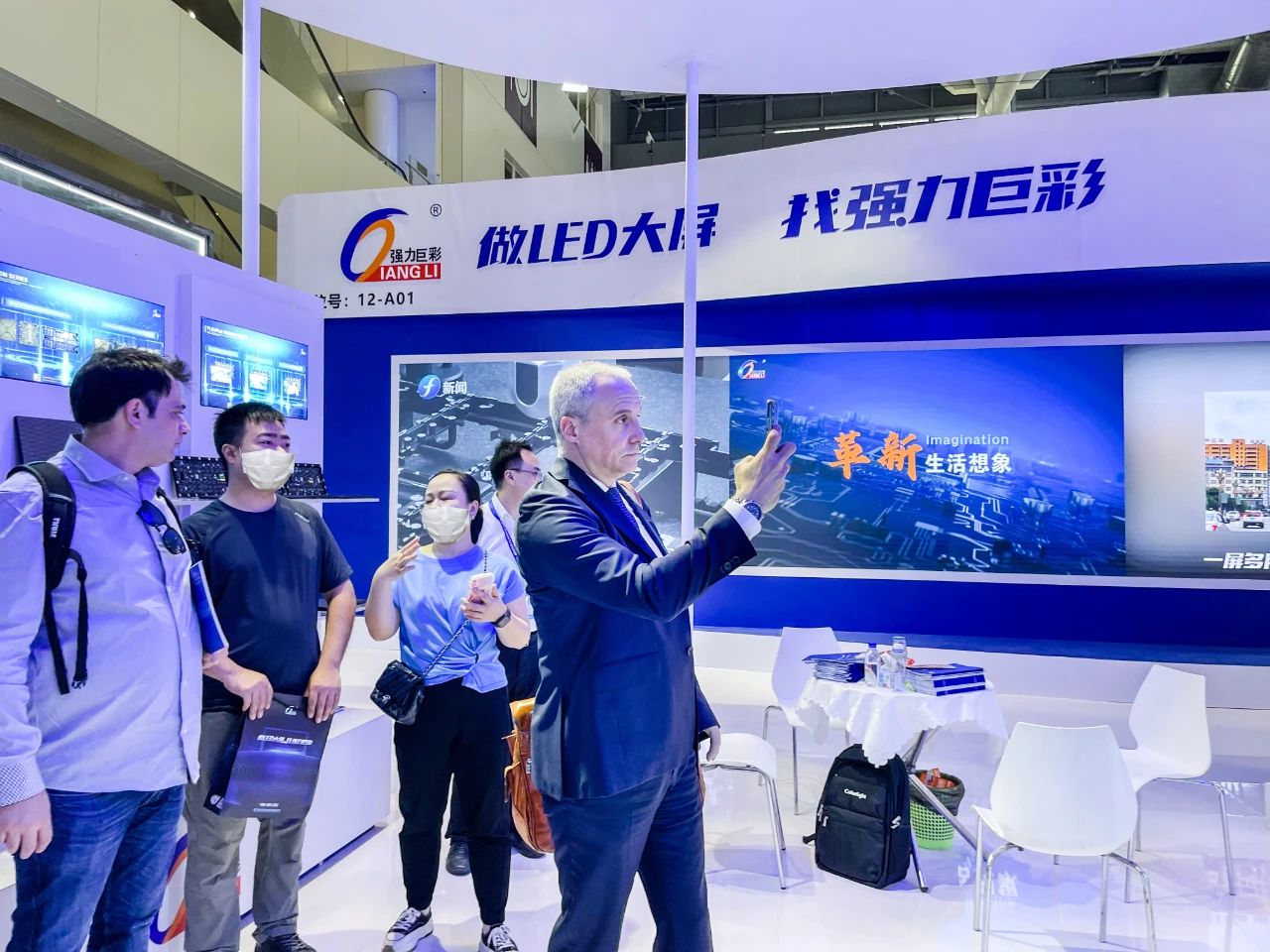 震撼亮相 ISLE 2023 深圳展，强力巨彩斩获两项大奖！