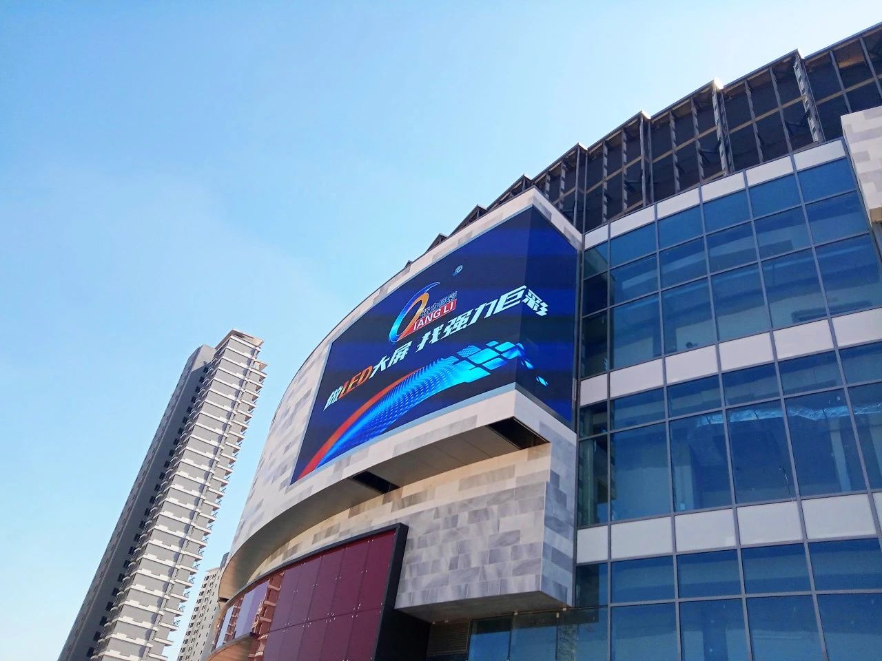 流量时代,户外LED大屏成为捕捉关注度的最优解!