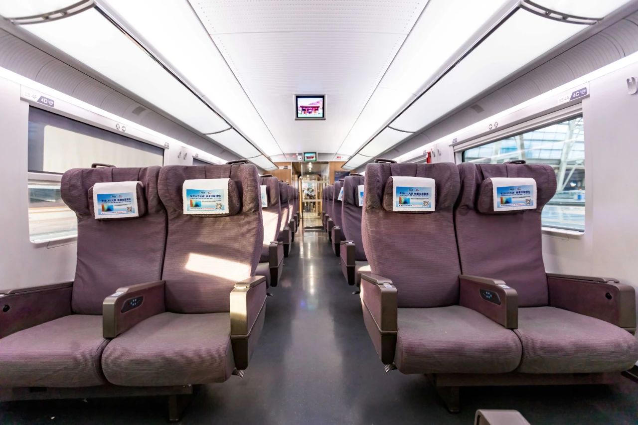 与高铁同行，强力巨彩LED显示屏接轨中国速度，走向世界普及！