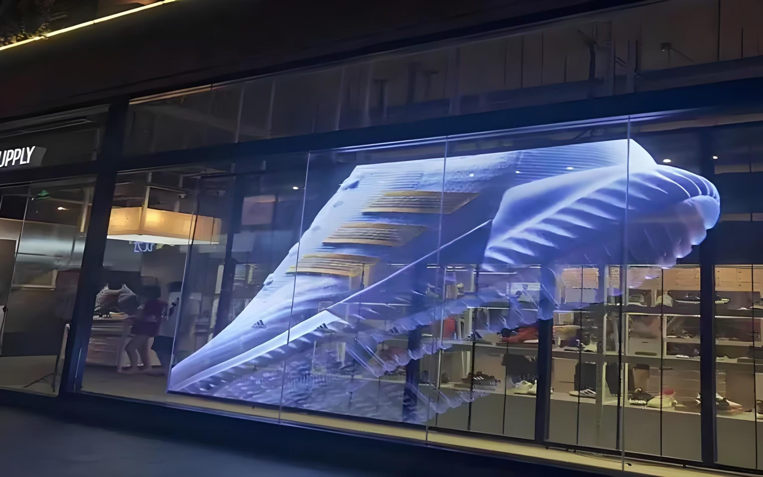 透光VS高亮：LED格栅屏与透明屏的差异化魅力